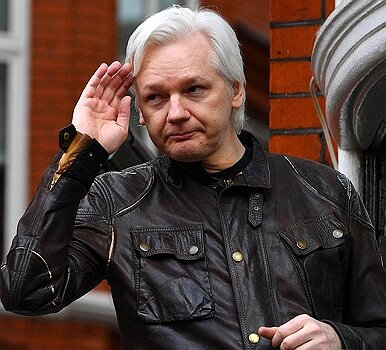 Австралийский интернет-журналист и телеведущий, основатель WikiLeaks. В больших объёмах обнародовал сверхсекретные материалы о шпионских скандалах, коррупции в высших эшелонах власти, военных преступлениях и тайнах дипломатии великих держав.(WiKi)