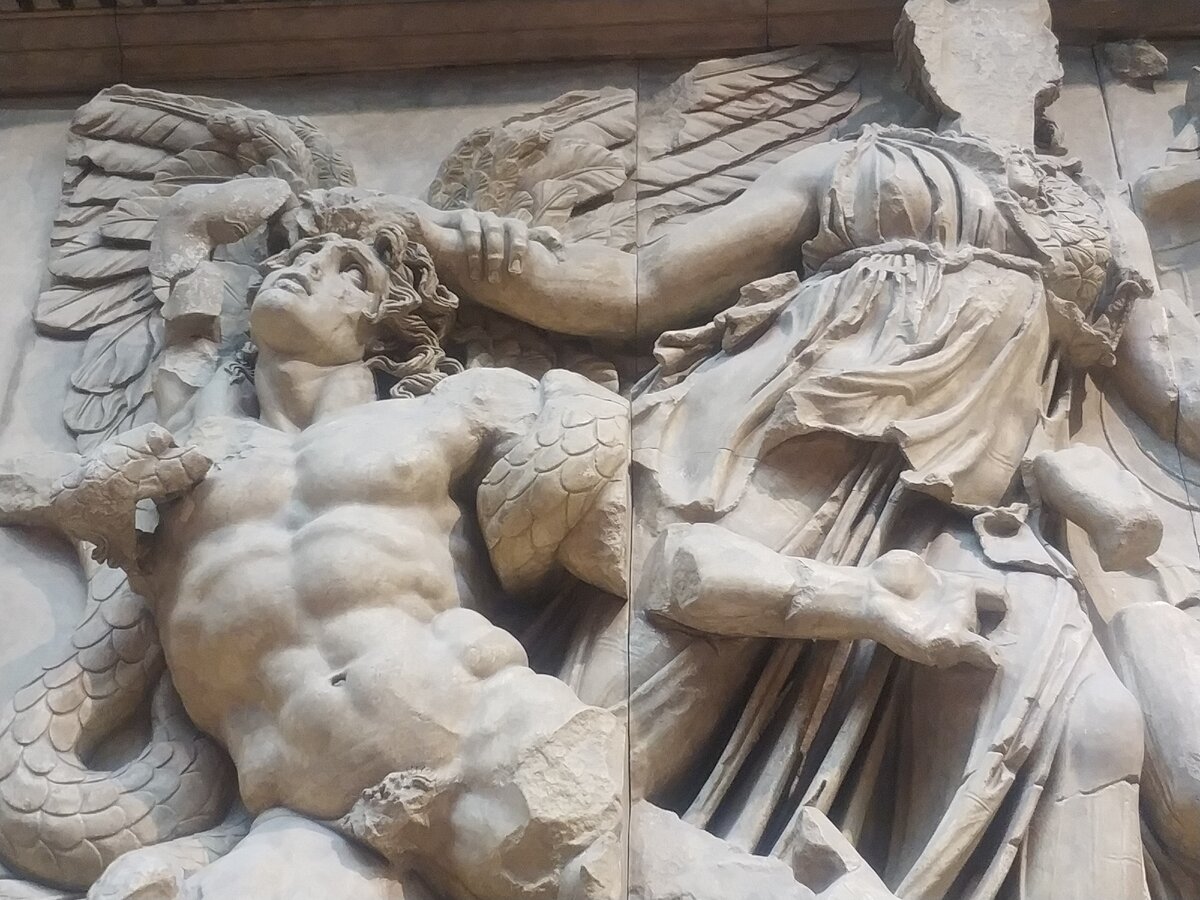 Пергамский алтарь. Гигантомахия. Оригинал находится в Берлине. Фото автора.