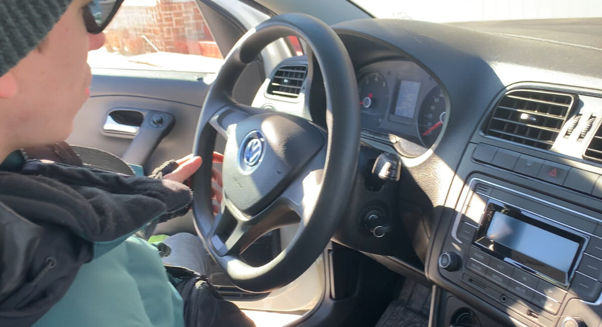Автор статьи осматривает Фольксваген Поло