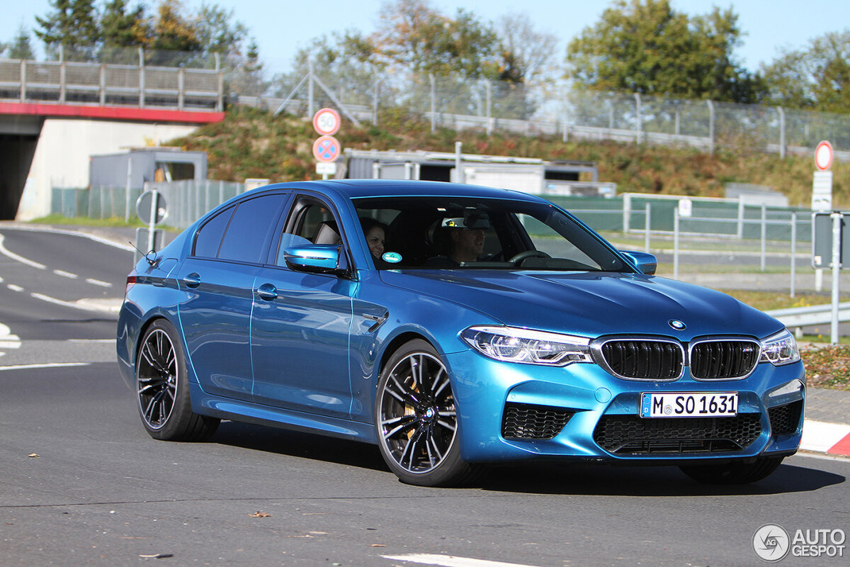 Мотор V8 выдаёт пик тяги в диапазоне 1800-5600 об/мин. С места до 200 км/ч BMW M5 F90 выстреливает за 11,1 с, тогда как машина прошлого поколения тратила 13 с. По паспорту, модель удовлетворяет нормам Евро-6, расход топлива в смешанном цикле не превышает 10,5 л/100 км.