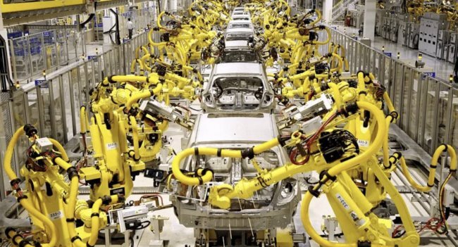 Роботы трудятся над сборкой автомобиля круглосуточно