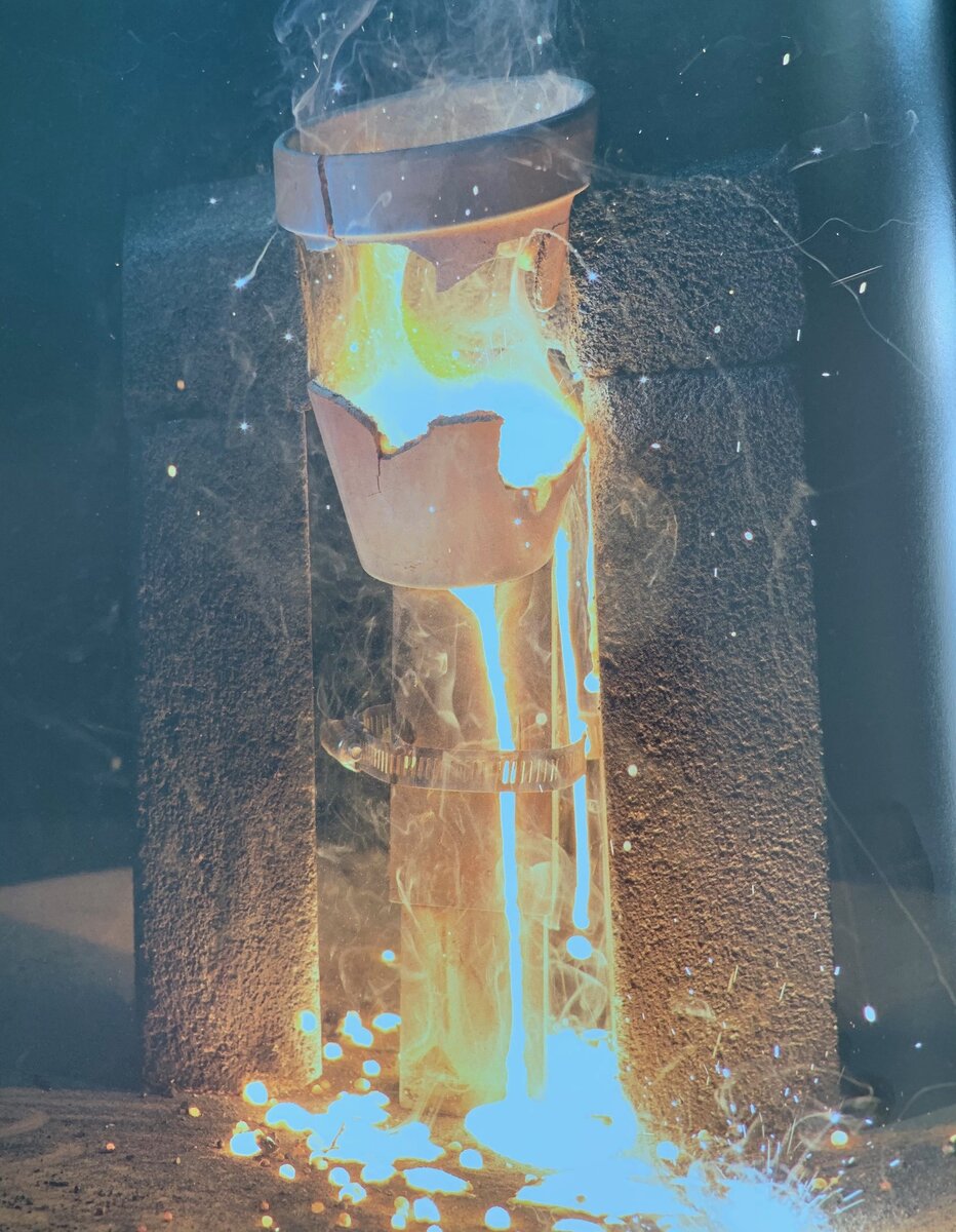 Приступив к изучению мозга мы сталкиваемся с хаосом. Мозг это система содержащая сотни миллиардов нейронов. Каждый нейрон представляет собой  такой же сложный информационный организм, как компьютер. Каждый нейрон связан синаптическими  соединениями с другими нейронами. 