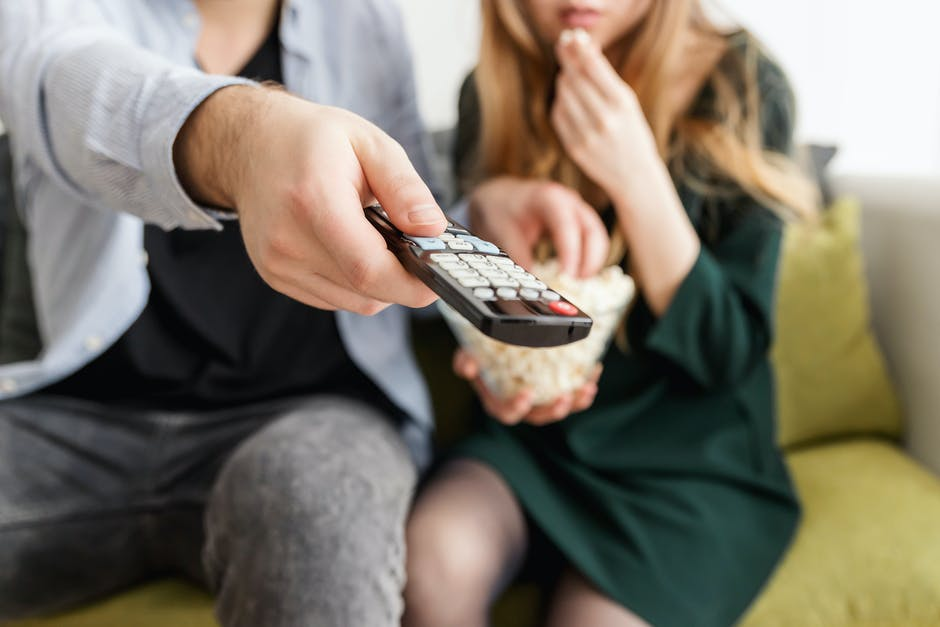Фото https://www.pexels.com/photo/man-holding-remote-control-1040160/