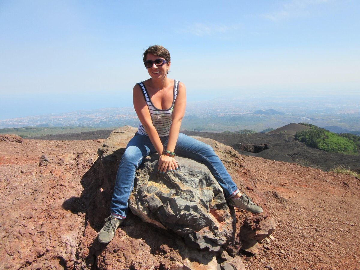 Автор и в жизни постоянно улыбается. Фото из личного архива автора принадлежит автору 