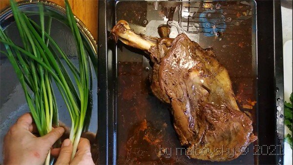 Косуля в духовке в фольге. Баранья нога запеченная. Запеченная нога косули в духовке. Нога косули в духовке. Нога косули в духовке.