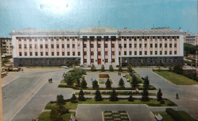 Химкорпус АлтГУ. До 1959 года в этом здании находилась краевая партийная школа, затем - Алтайский политехнический институт. По преданию, изначально здание строили для управления КГБ. Фото Б. Подгорного из набора открыток "Барнаул" 1971 года.