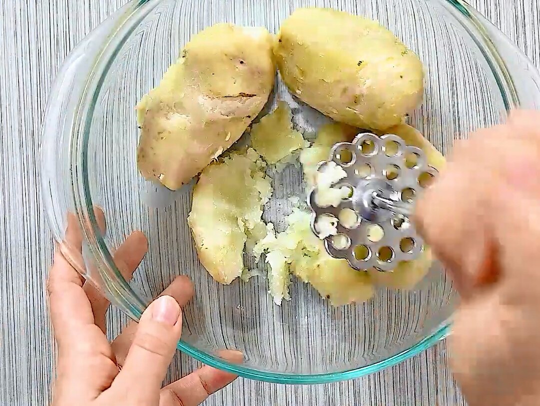 Подготовку картофельного теста начинаем с пюрирования картошки  Фото:  cooktoria.com