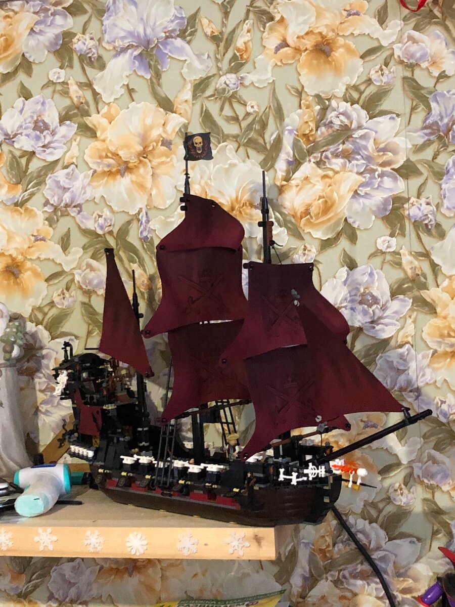 Корабль собранный на полке. 