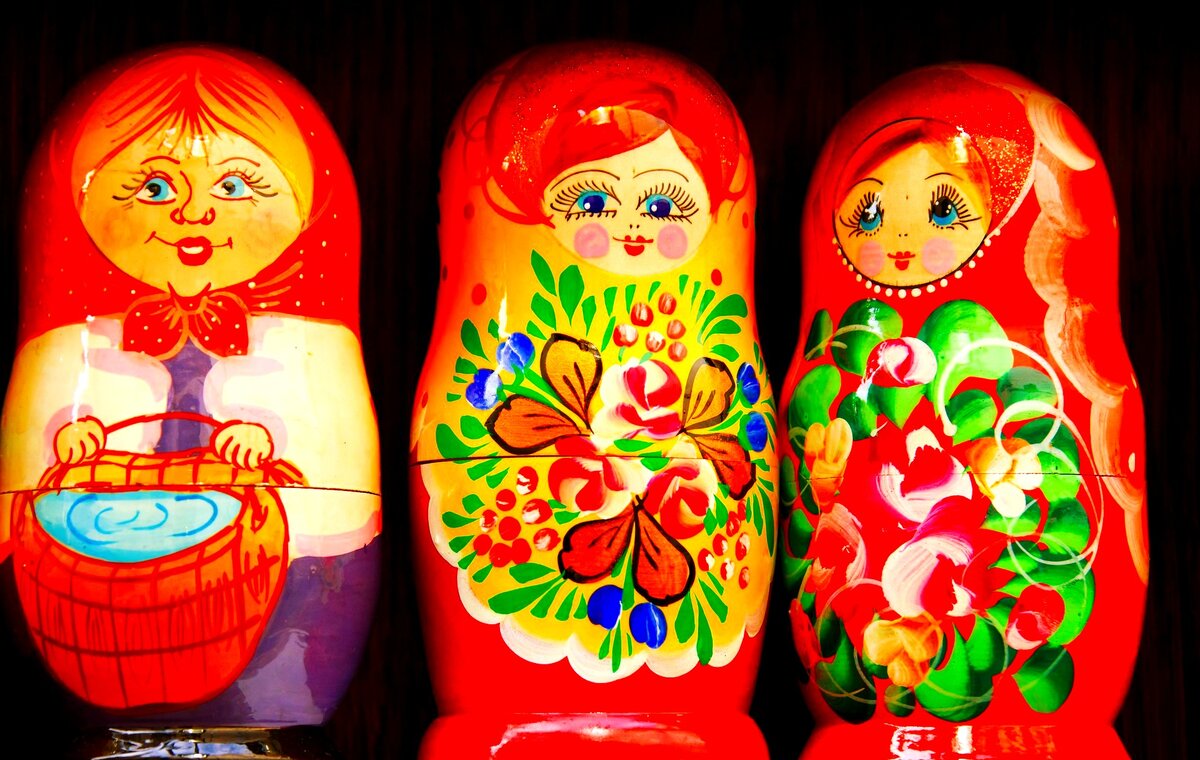 Бабушка, мама и дочь были похожи, как куколки - матрешки, и имели схожую судьбу