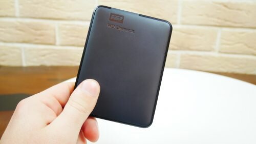 С дизайном тут всё просто, цвет бывает только один черный, а так выглядит очень просто и стильно, как по мне то что надо. Плюс ко всему он очень компактный, в с нижней стороны есть резиновые ножки чтобы жесткий диск не двигался по столу.