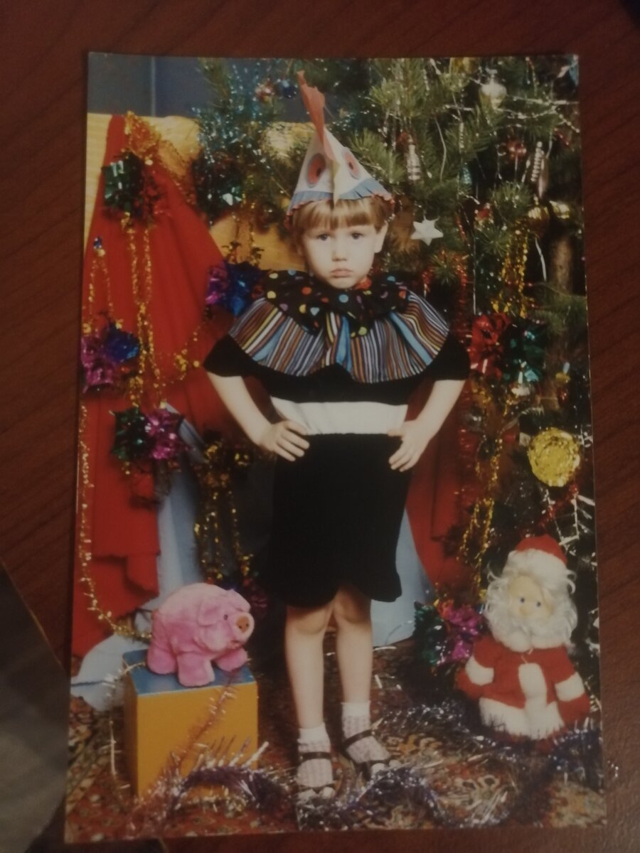 В наряде петушка.) 