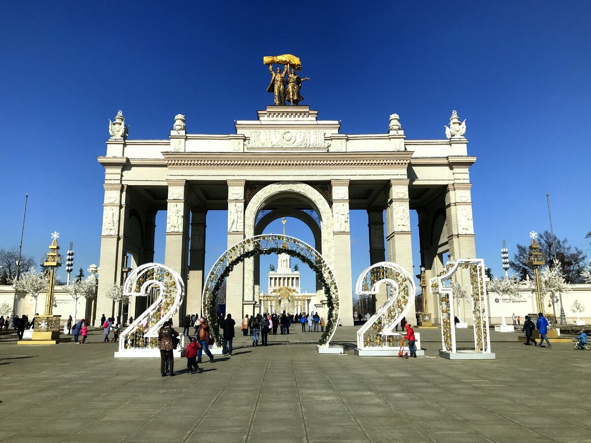 Это главный вход. Конец марта, елку и Новый год уже скоро уберут... листайте...