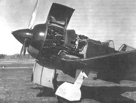 И-185 М-71 "образцовый " с открытыми капотами двигателя