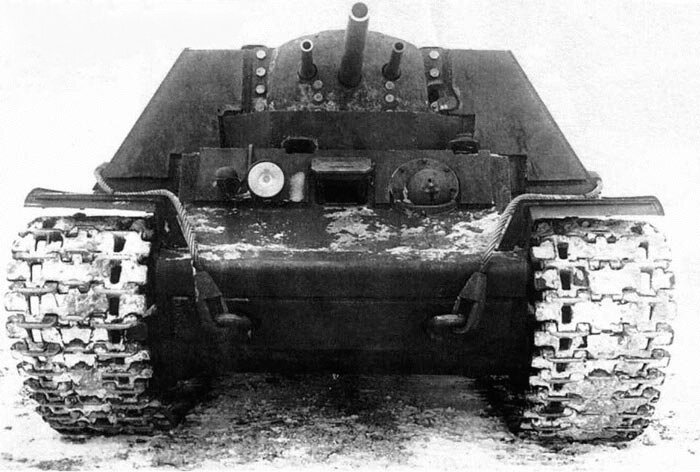 Первый вариант танка КВ-7 (с двумя 45-мм и одной 76-мм пушками). Зима 1942 года.