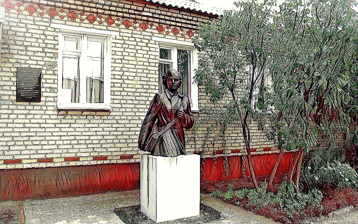 Монумент у дома, в котором жила семья Зинаиды Туснолобовой