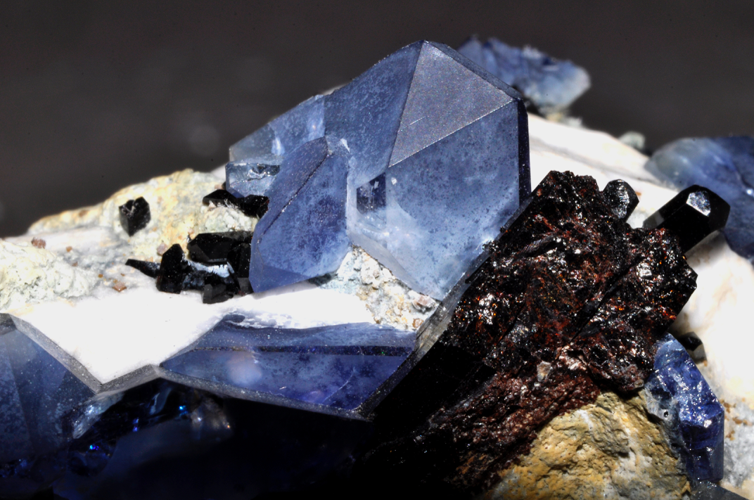 Дорогие руды. Дорогие руды. Редкий камень пейнит. Самородок пейнит. Дорогие руды.