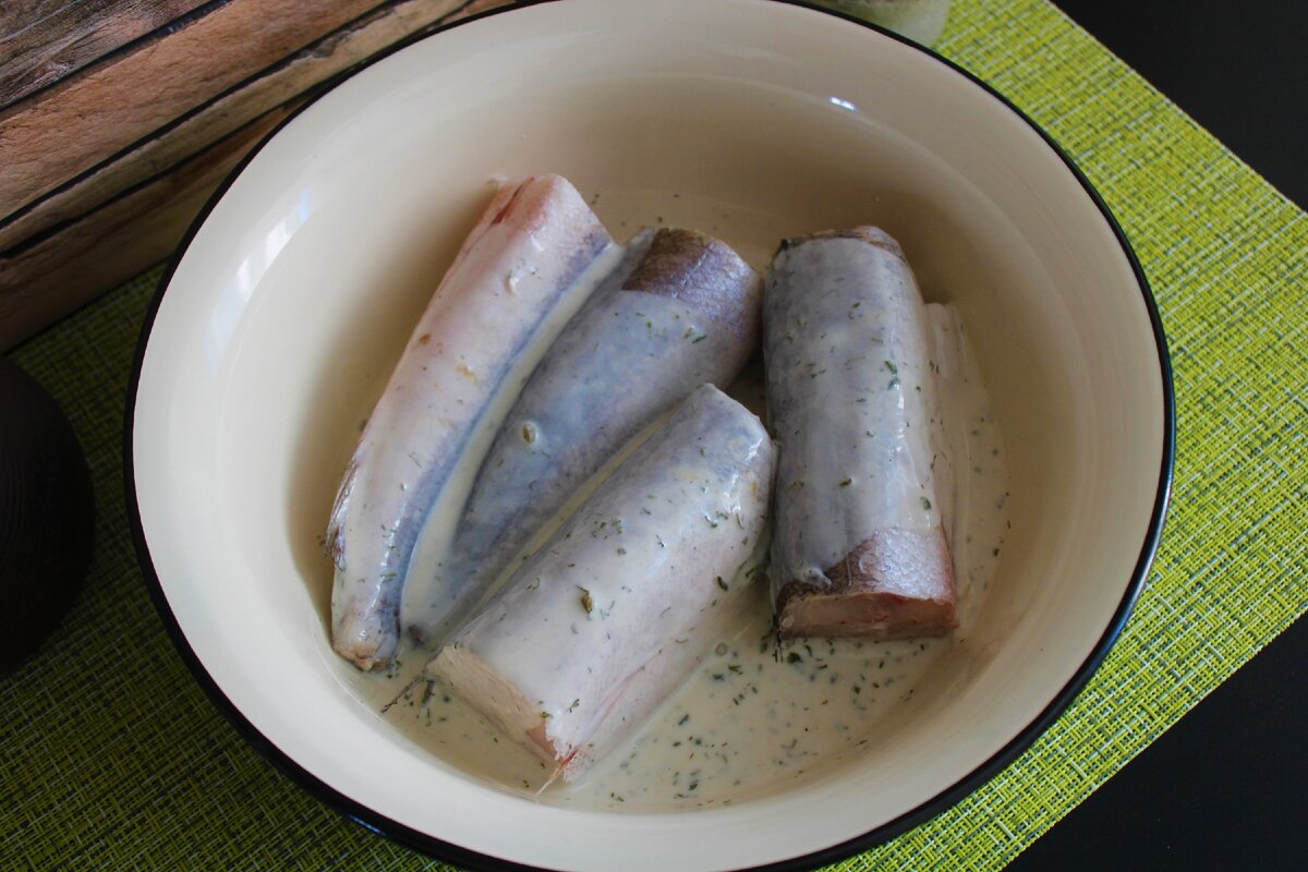 Запеченный минтай в соусе из кефира – пошаговый рецепт приготовления с фото