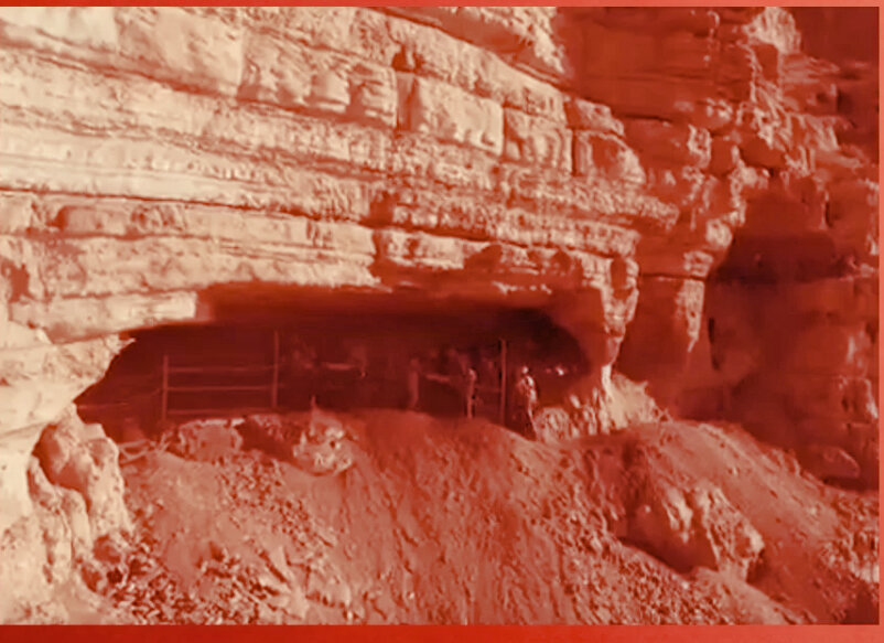 Труднодоступный вход в пещеру. 