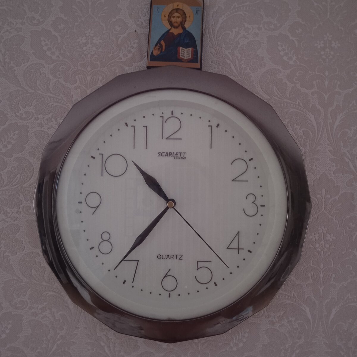 Часики тик-так. Время идет, скоро умрем.