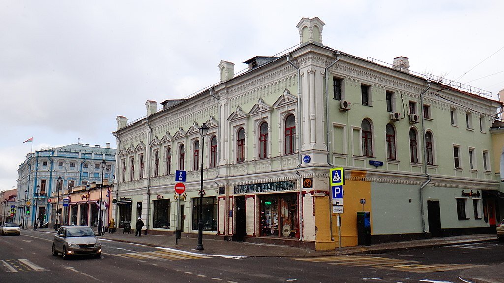 В основе дома Левашовых (№1/13/6, стр. 2) – палаты XVII в. Это одно из самых старых зданий в Москве.