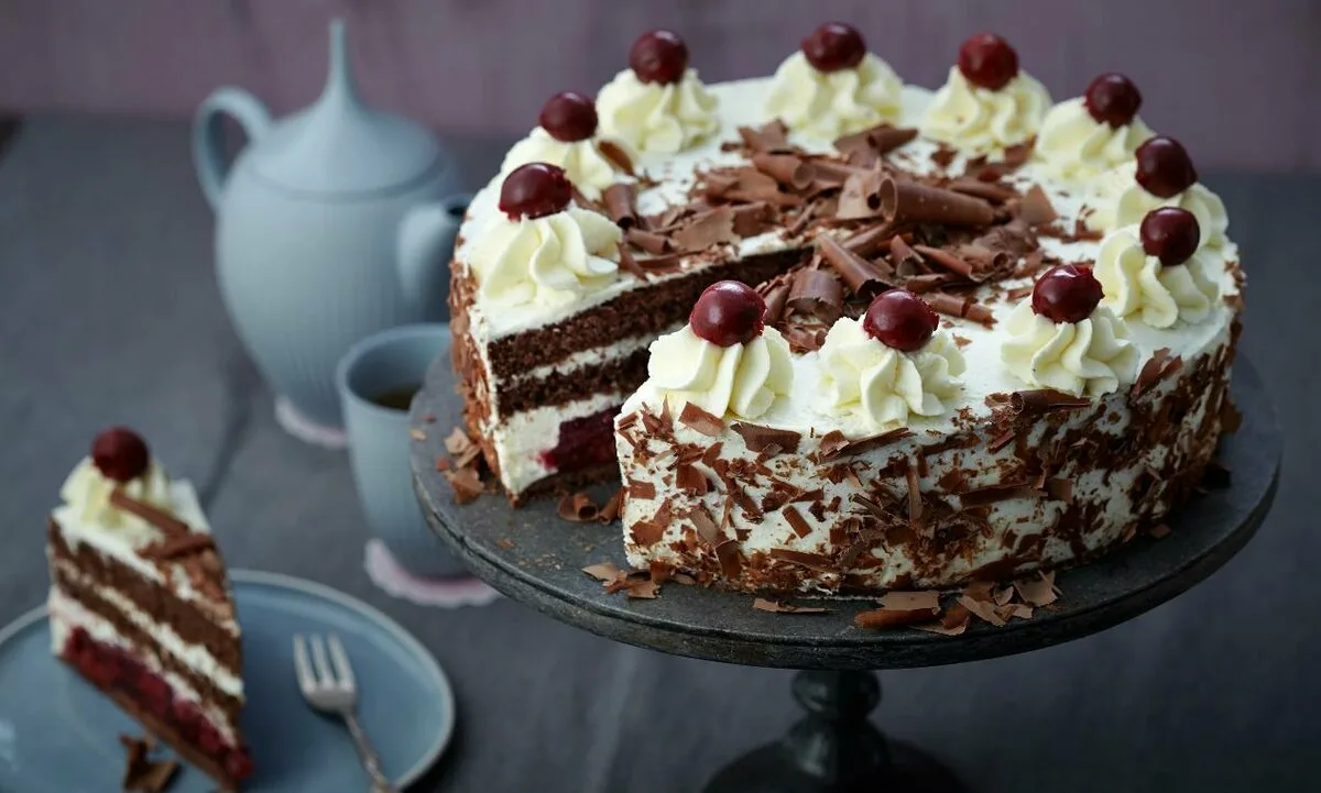 Торт "Черный лес" - один из самых вкусных и популярных сладостей в мире. Рецепт кулинарного шедевра родился в этом тихом городке. Фото из открытых источников. 