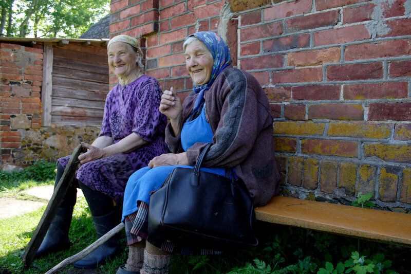 К чему снятся две бабушки. Бабки на скамейке в деревне. Бабульки на лавочке в деревне. Старушки на лавочке в деревне. Деревенская бабушка.