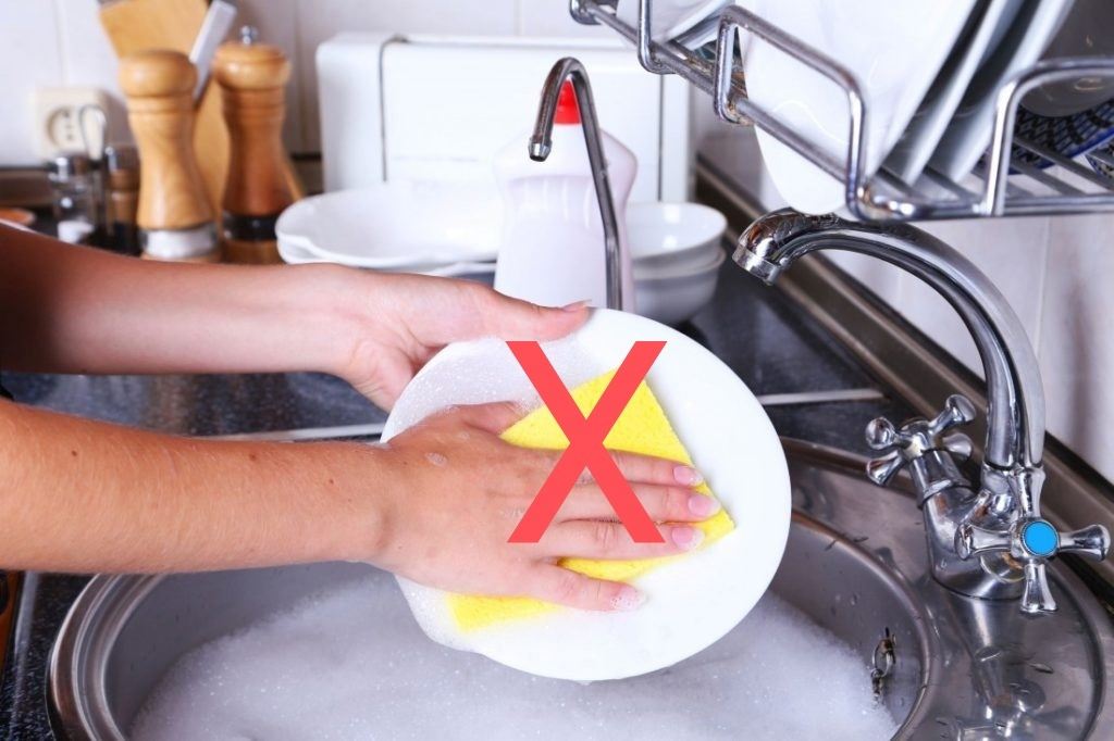 Почему посуда не мыта. Мытье посуды. Мытые тарелки. Предметы для мытья посуды. Мытая посуда.