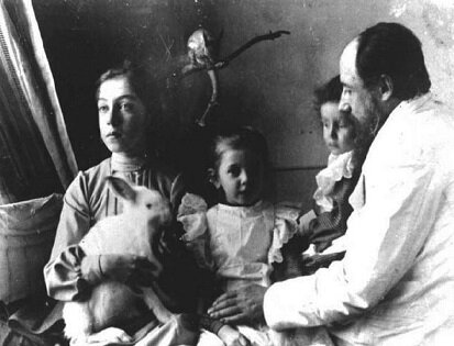 В. Хлебникова (слева) с отцом (взято из интернета)