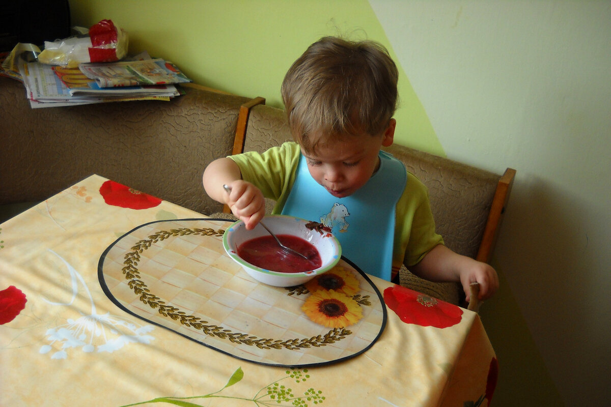 Фото из архива автора: сын ест мамин борщ)