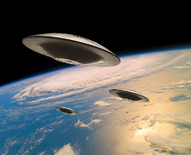Тарелка летит. НЛО. Летающая тарелка в космосе. Планета НЛО. Инопланетный корабль.