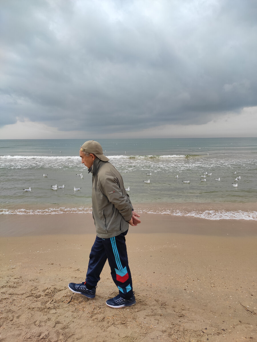 Каждое утро видим пенсионеров неспешно прогуливающихся по пляжу