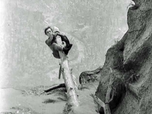 В фильме "Мечтатели" Бернардо Бертолуччи состоялся примечательный спор между двумя молодыми синефилами: "Кто круче Бастер Китон или Чарли Чаплин?".-2
