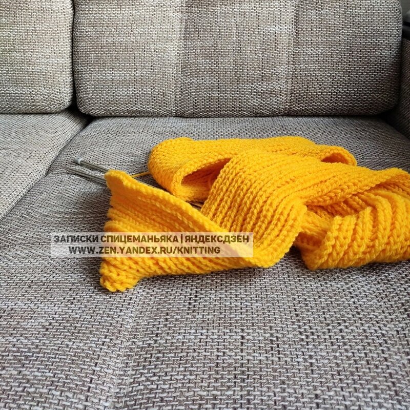 ЛИСТАЙТЕ! Специально для фото неделю диван НЕ пропылесошен, ничего не убиралось, кушеточная часть, где вяжу, каждый день в шерсти. В этом гениальность цвета обивки --->>>