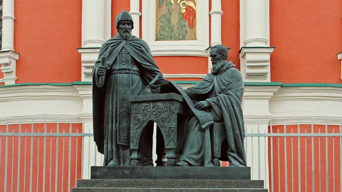 Памятник греческим монахам-просветителям братьям Иоанникию и Софронию Лихудам 