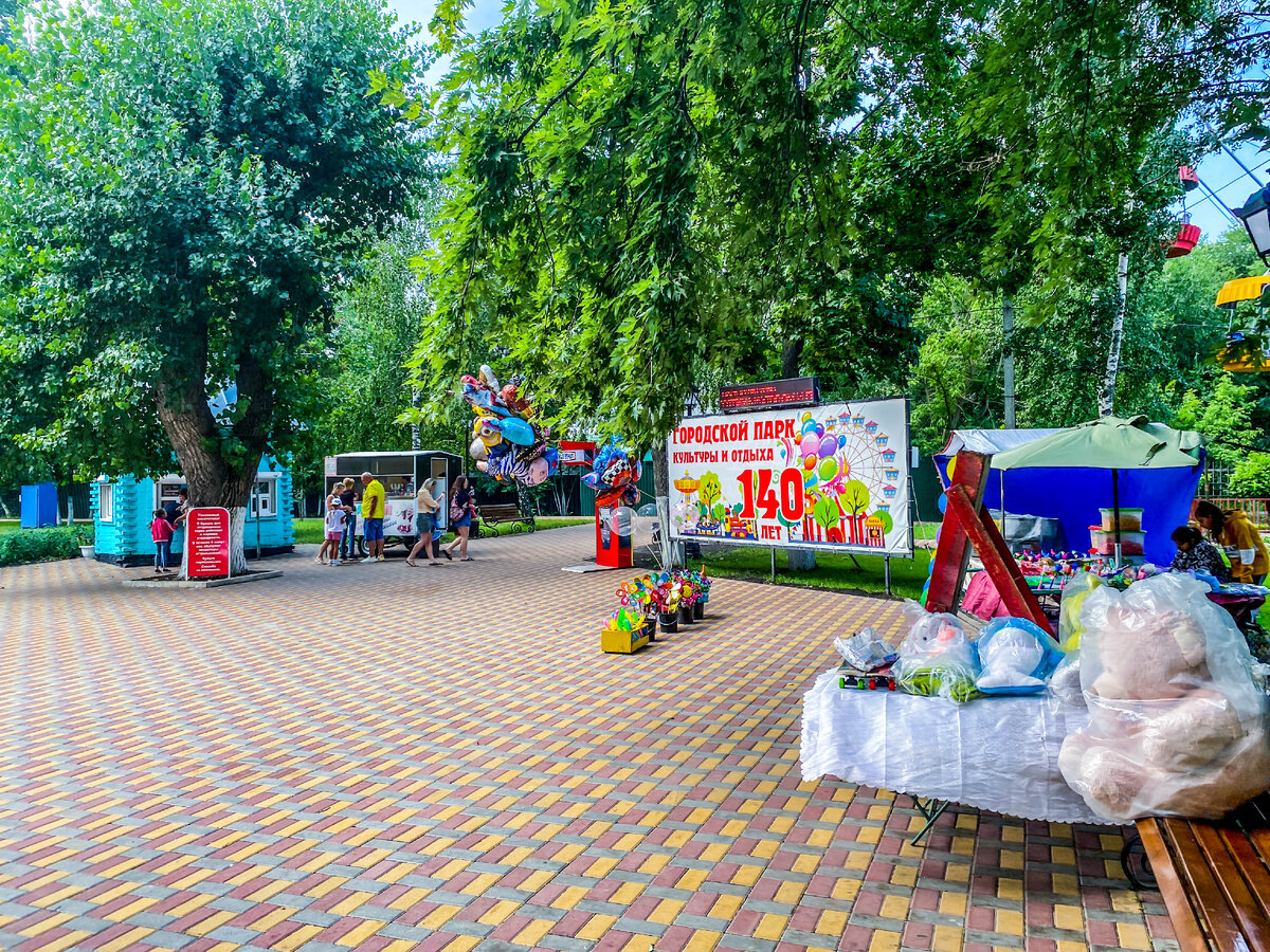 Парк города Борисоглебска. Место, где можно покататься на машинках,  померить силу и полазить на веревочных лесенках | Прекрасное рядом | Дзен