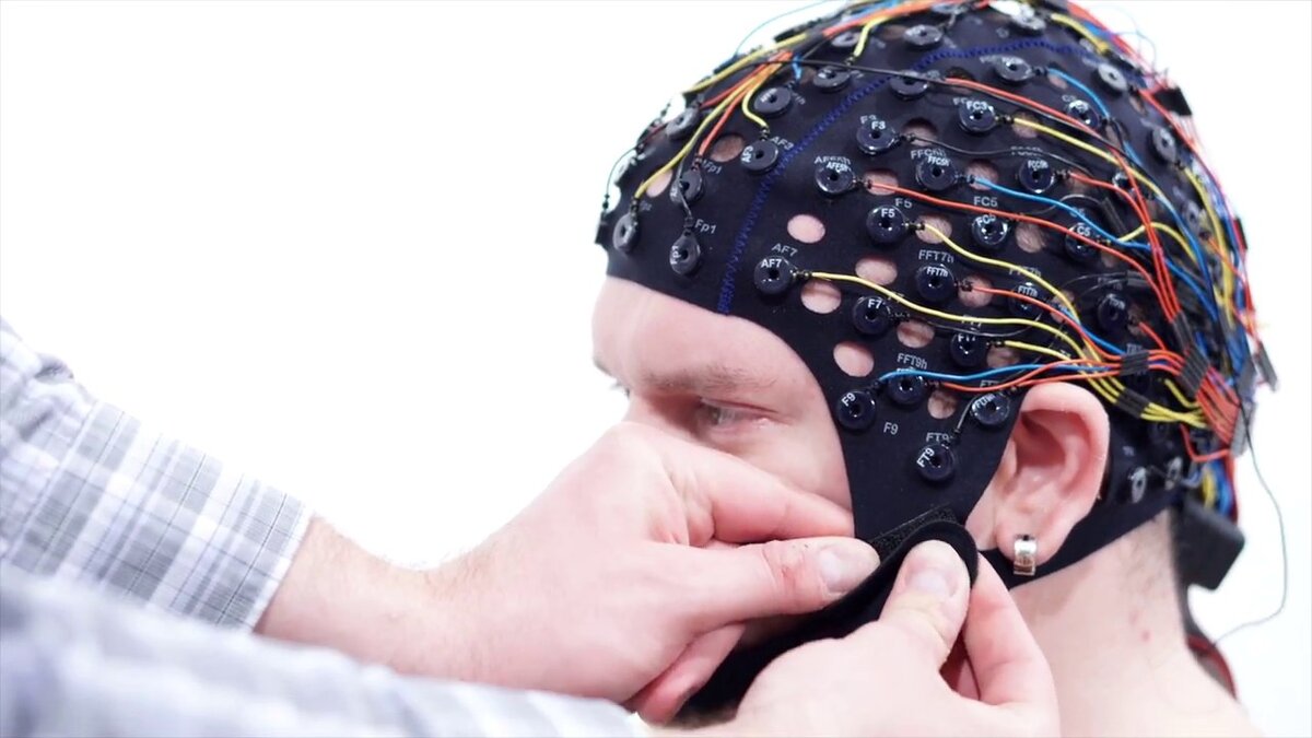 Шлем ээг спектр. Ээг рэг эхо эг. Шапочка электроэнцефалограмма. Шапка на голове. Ээг принцип метода.