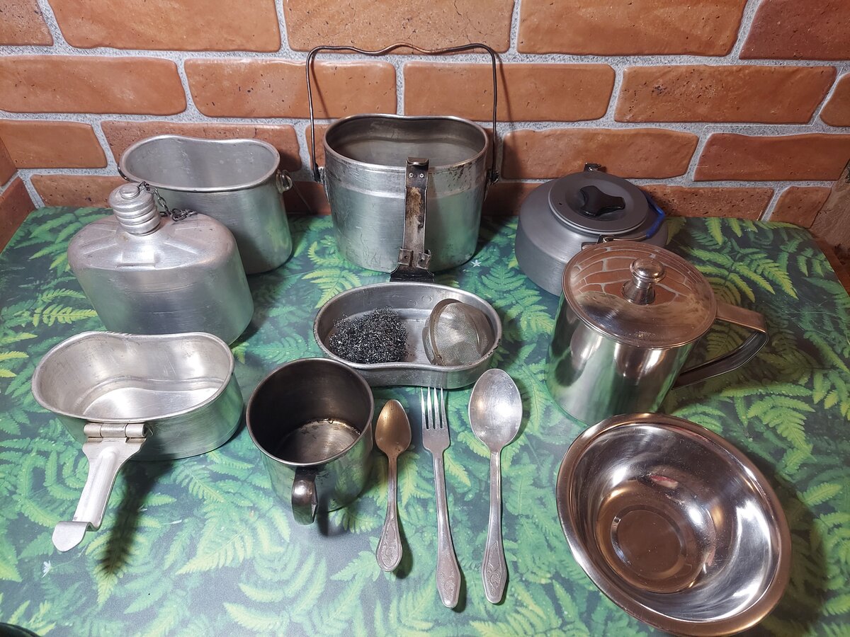 Походная посуда. Армейские котелки. Чайник из анодированного алюминия. Кружка с миской из тонкой нержавейки.