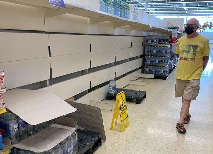  
 
 По информации Verge, Microsoft, Intel и Google отказались от участия в офлайн-формате на выставке электроники CES 2022, которая пройдет 5-8 января в Лас-Вегасе. 
 
 Google отказалась от личного участия ради здоровья и безопасности своих сотрудников. 
 
 Microsoft также пояснила, что здоровье и благополучие сотрудников компании является ее главным приоритетом, а сейчас проблема с заболеваемостью коронавирусом только обострилась. 
 
 Ранее многие компании, включая Meta, Amazon, Lenovo, T-Mobile, Twitter, Pinterest, iHeartRadio и AT&T, объявили, что примут участие только в онлайн-версии выставки из-за роста случаев заболеваемости коронавирусом в США и распространения нового штамма. 
 
 Представители Sony, AMD, Samsung, Qualcomm, OnePlus, LG и HTC ранее заявляли, что их компании все еще планируют принять участие в мероприятии, а также постараются принять все необходимые меры по защите посетителей при демонстрации своих новых продуктов и технологий.  
 
 Организаторы выставки CES 2022 не планируют отказаться от проведения мероприятия, оно будет проходить в гибридном формате, но теперь основной упор в нем будет сделан на онлайн-трансляции IT-компаний.