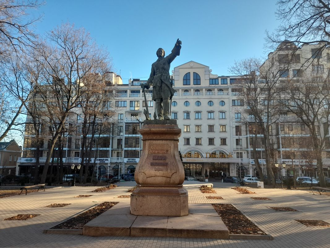 Памятники в воронеже. Петровский сквер Воронеж. Петровский сквер Воронеж фото. Воронеж Петровский сквер Весна 2022. Петровский сквер Воронеж карта.