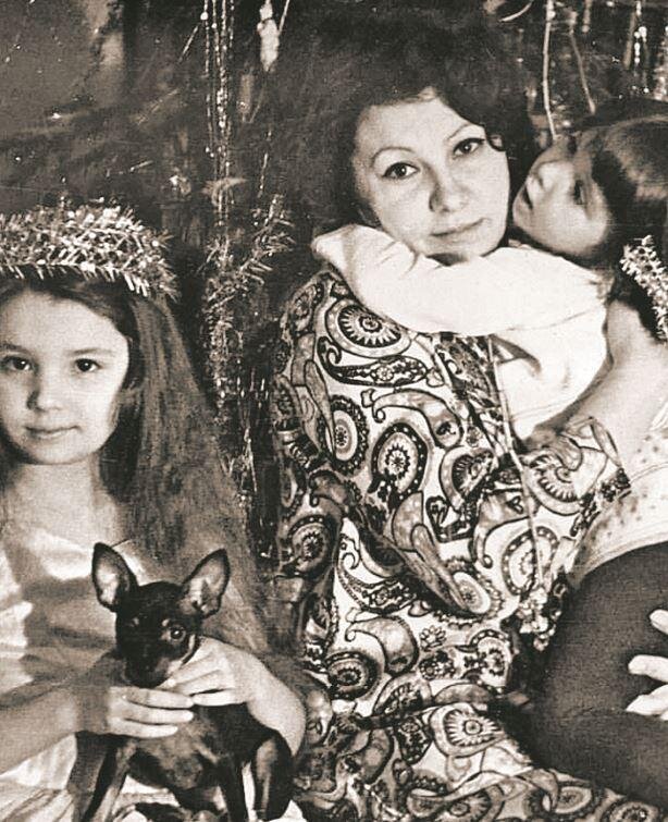 Анна Нетребко (справа) с сестрой Наташей и мамой Ларисой Ивановной. Фото: Инстаграм