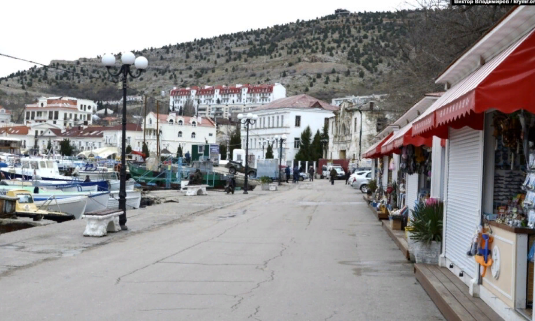 Часть сувенирных лавок на набережной закрыта. У тех павильонов, что работают и в декабре, покупателей нет