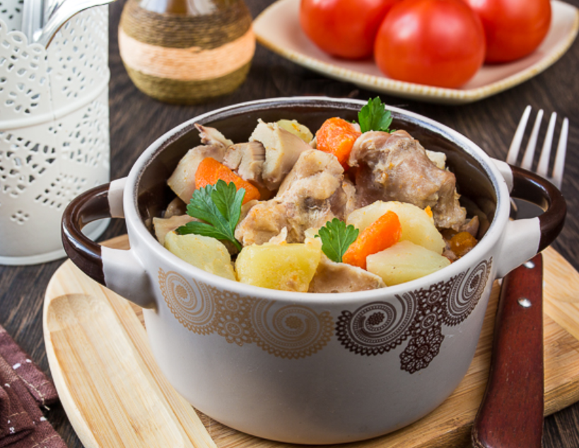 куза шурпа в горшочке. курица тушеная в горшочках. жаркое из кролика с овощами. рецепт кролика в горшочках с картошкой. кролик, приготовленный в горшочках.