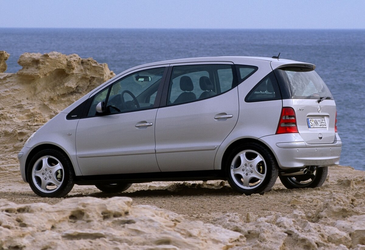 Двойное остекление на W168. Следующее поколение (W169) сохранило характерный силуэт, но второго окна лишилось (иллюстрация с сайта favcars.com)