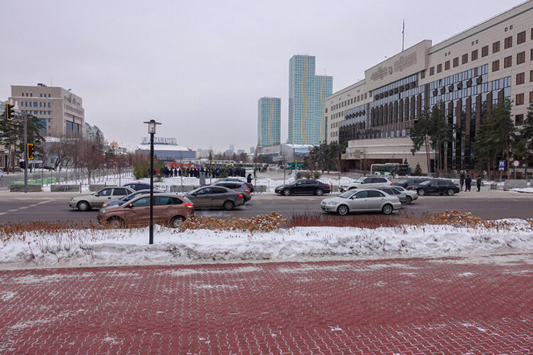 Много патрульных машин, останавливают, проверяют документы, багажники и отпускают. Люди ждут, когда все наконец-то закончится