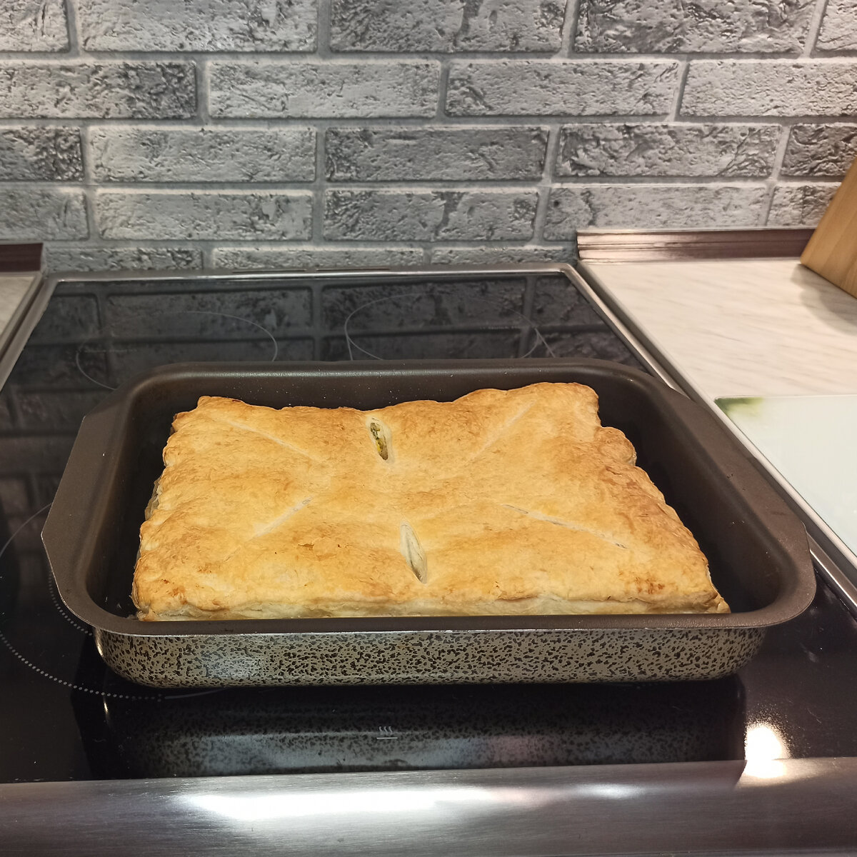 Внешний вид готового рыбного пирога, который мы приготовили.