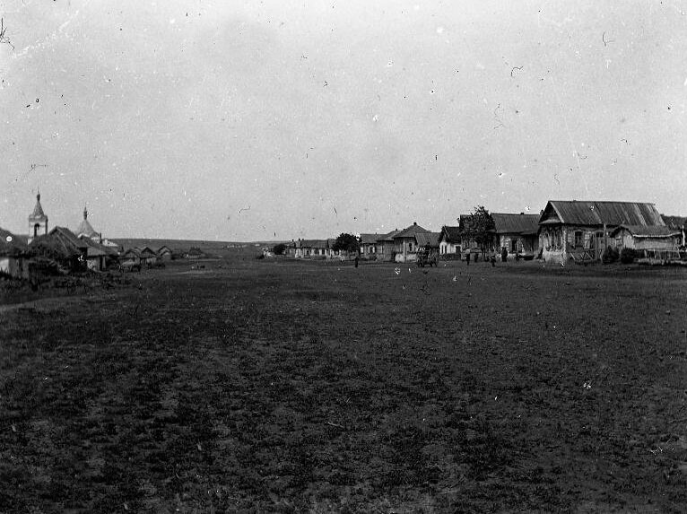 Афанасьевка незадолго до начала коллективизации, слева храм Александра Невского