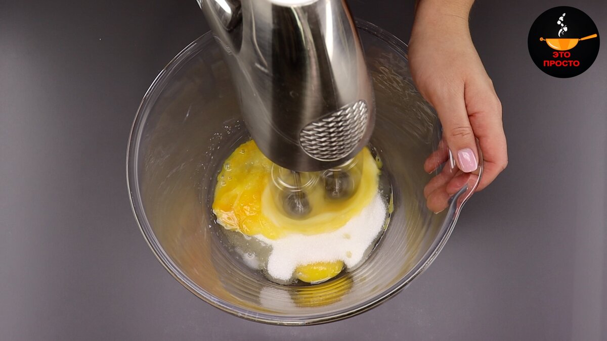 тонкой струйкой это как. взбитые яйца с сахаром. с чем смешать тыкву для сладости. приготовление блинов. в взбитые белки добавляем сахар.