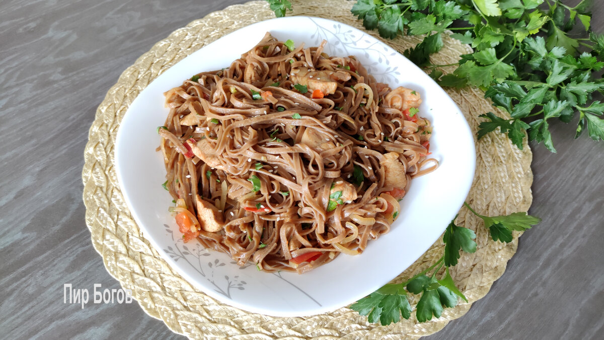 Якисоба- пошаговые рецепты приготовления с курицей и свининой