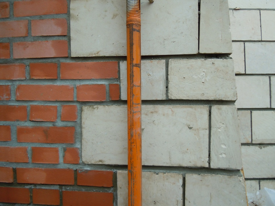  8 января 2012 г. Уже и 2012 год, а бар в Кладовой башне всё живёт. Присмотримся к нему пристальней. У входа видим различные финтифлюшки. Особенно к месту пара урн.-29