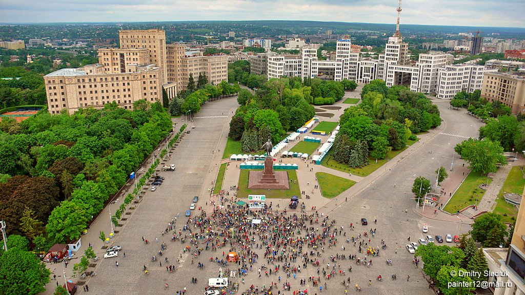 Сколько населения в харькове. Площадь Дзержинского Харьков. Город Харьков площадь свободы. Харьков площадь свободы сейчас. Площадь в центре Харькова.